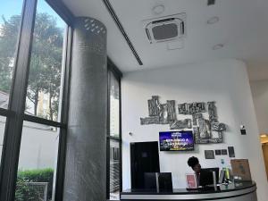 TV a/nebo společenská místnost v ubytování Apartamento dentro de Hotel jardins garagem inclusa