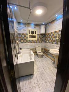 Ένα μπάνιο στο pyramids view suite