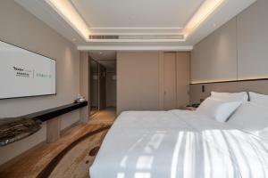 Postel nebo postele na pokoji v ubytování 忆泊城市酒店-临平宾馆
