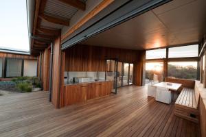 une grande pièce avec parquet et une cuisine dans l'établissement Waterfront Luxury Villa- Private, Nature, Island, à Hindmarsh Island