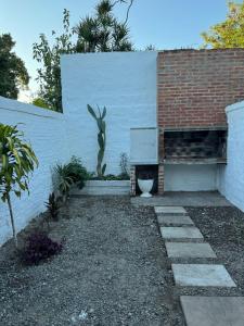 a garden with a brick wall and a fireplace at Victoria Apart in Esquina