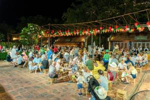 una folla di persone sedute su sedie a una festa di Katie Homestay a Phu Quoc