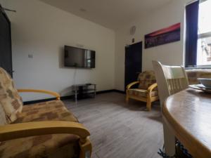Un televizor și/sau centru de divertisment la Chatham Lodge Double Room 3 Ensuite +2 fotografii