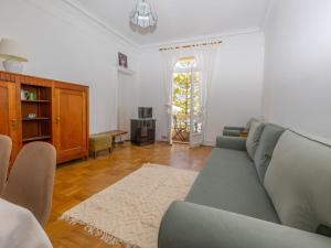 un salon avec un canapé et une table dans l'établissement Appartement 4 pers à Menton, 60 m² - FR-1-196-378, à Menton