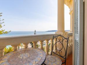 un balcon avec une table et une vue sur l'océan dans l'établissement Appartement 4 pers à Menton, 60 m² - FR-1-196-378, à Menton