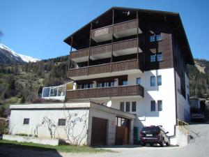 ein Gebäude mit Balkon darüber in der Unterkunft Hotel Weisshorn in Ritzingen