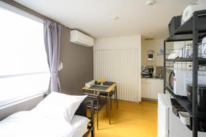 a small room with a table and a kitchen at バンビハイツ長島303 in Aomori