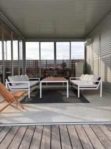 a room with two benches and a table on a balcony at VILLA Seamu 海風とどく広々贅沢GARDEN エアコン付きBBQルームを備えた高級ヴィラ in Kujukuri