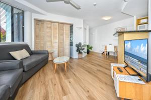 TV a/nebo společenská místnost v ubytování Aegean Dream Mooloolaba Escape