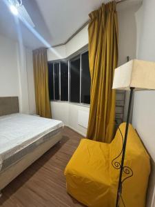 une chambre avec un lit, une lampe et une chaise dans l'établissement Localização Ícone em Copacabana! Atrás do Palace, 30m Metrô e Praia, à Rio de Janeiro 30 autres photos