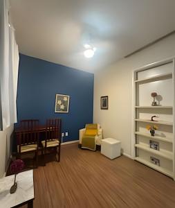 un salon avec un mur bleu et un canapé dans l'établissement Localização Ícone em Copacabana! Atrás do Palace, 30m Metrô e Praia, à Rio de Janeiro