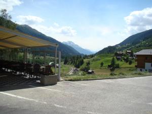 Vista generica sulle montagne o vista sulle montagne dall'interno dell'hotel