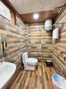 ナイニタールにあるHillTop Denのトイレと洗面台付きのバスルーム