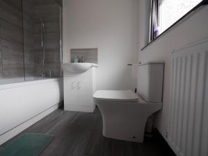 łazienka z toaletą, umywalką i prysznicem w obiekcie Chatham Lodge Double Room 4 w mieście Stoke-on-Trent