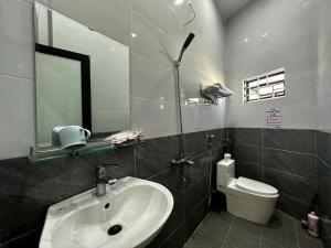 Koupelna v ubytování Dũng Quyến Homestay