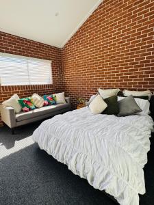 Rúm í herbergi á Studio in CBD Bathurst +6 myndir
