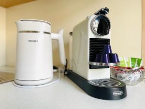 Una cafetera colocada encima de un mostrador en APSTAY City Center Deluxe ǀ FREE Parking ǀ Self Check-in, en Graz 16 fotos más