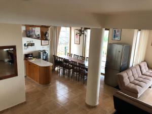 Kuchyň nebo kuchyňský kout v ubytování Coral Blue Villa