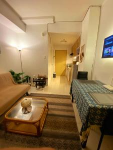 Zimmer mit einem Bett und einem Zimmer mit einem Tisch in der Unterkunft Cloud Suite Tagaytay 2 in Kaybagal + 7 Fotos