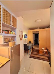 eine Küche und ein Esszimmer mit einem Tisch in der Unterkunft Cloud Suite Tagaytay 2 in Kaybagal