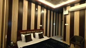 Giường trong phòng chung tại Archana Guest House