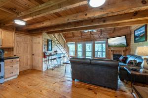 Nhà bếp/bếp nhỏ tại Bear Mountain View Cabin