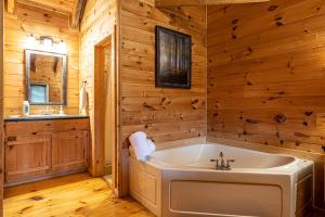 Phòng tắm tại Bear Mountain View Cabin +30 ảnh