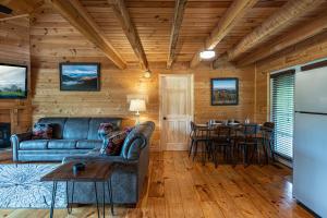 Khu vực ghế ngồi tại Bear Mountain View Cabin