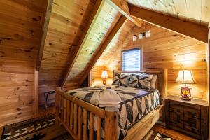 Giường trong phòng chung tại Bear Mountain View Cabin