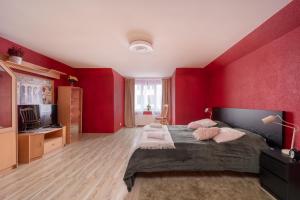 Televisyen dan/atau pusat hiburan di Holiday Home in the Heart of Riga