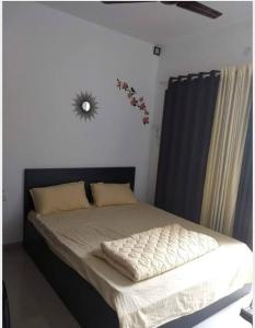 Postel nebo postele na pokoji v ubytování Marigold Stay