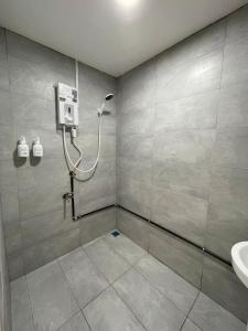 ein Badezimmer mit Dusche und Waschbecken in der Unterkunft the Eins at the Frohaus Whole Unit in Tawau