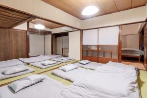 Postelja oz. postelje v sobi nastanitve 貸切古民家 海まで徒歩3分 富士山の見える海岸 最大14名宿泊 家族親戚 帰省 合宿 BBQ Japanese ミクソロジーハウスふじや Mixology House Fujiya
