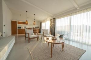 a living room with a coffee table and a kitchen at Gizz Suites in Fethiye