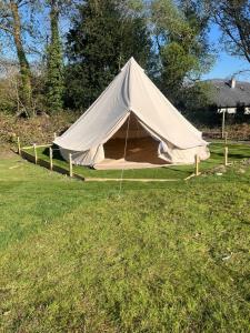 tenda in mezzo a un campo di Ríocht Fódla a Killarney