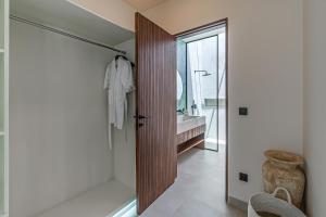 Vannituba majutusasutuses Villa Larente - Elegant 2BR Villa Pool Retreat in Heart of Bingin