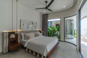 Voodi või voodid majutusasutuse Villa Larente - Elegant 2BR Villa Pool Retreat in Heart of Bingin toas