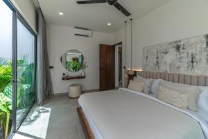 Voodi või voodid majutusasutuse Villa Larente - Elegant 2BR Villa Pool Retreat in Heart of Bingin toas