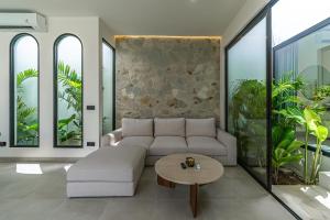Istumisnurk majutusasutuses Villa Larente - Elegant 2BR Villa Pool Retreat in Heart of Bingin