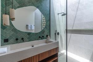Vannituba majutusasutuses Villa Larente - Elegant 2BR Villa Pool Retreat in Heart of Bingin