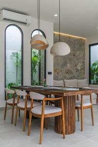 Foto sihtkohas Uluwatu asuva majutusasutuse Villa Larente - Elegant 2BR Villa Pool Retreat in Heart of Bingin galeriist