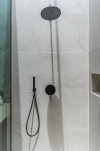 Vannituba majutusasutuses Villa Larente - Elegant 2BR Villa Pool Retreat in Heart of Bingin
