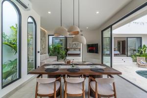 Foto sihtkohas Uluwatu asuva majutusasutuse Villa Larente - Elegant 2BR Villa Pool Retreat in Heart of Bingin galeriist