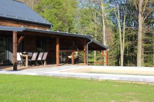 una casa con un pabellón con mesa y sillas en Villa Green Relax, en Gornji Mihaljevec