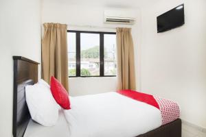 Postel nebo postele na pokoji v ubytování OYO 91130 Hotel 91 Bukit Mewah