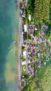 an aerial view of a group of houses on the beach at Krisna Bungalows and Restaurant in Sekotong