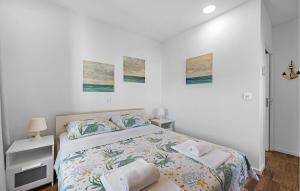 Posteľ alebo postele v izbe v ubytovaní Holiday Home Murter 18 With Seaview