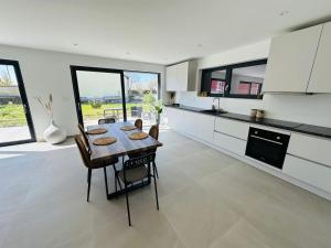 Dapur atau dapur kecil di Maison neuve à 8 min de Colmar