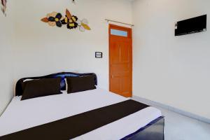 Postel nebo postele na pokoji v ubytování Hotel O Raja Hotel