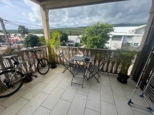 Balkón nebo terasa v ubytování Chambre lit double à 3 mins à pied du Lagon Salines les bains
